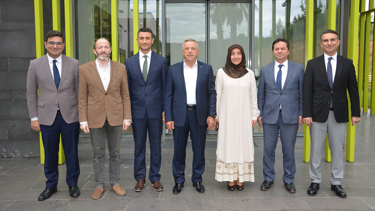 Çekmeköy Kaymakamı ve İlçe Milli Eğitim Müdürü Okulumuzu Ziyaret Etti 