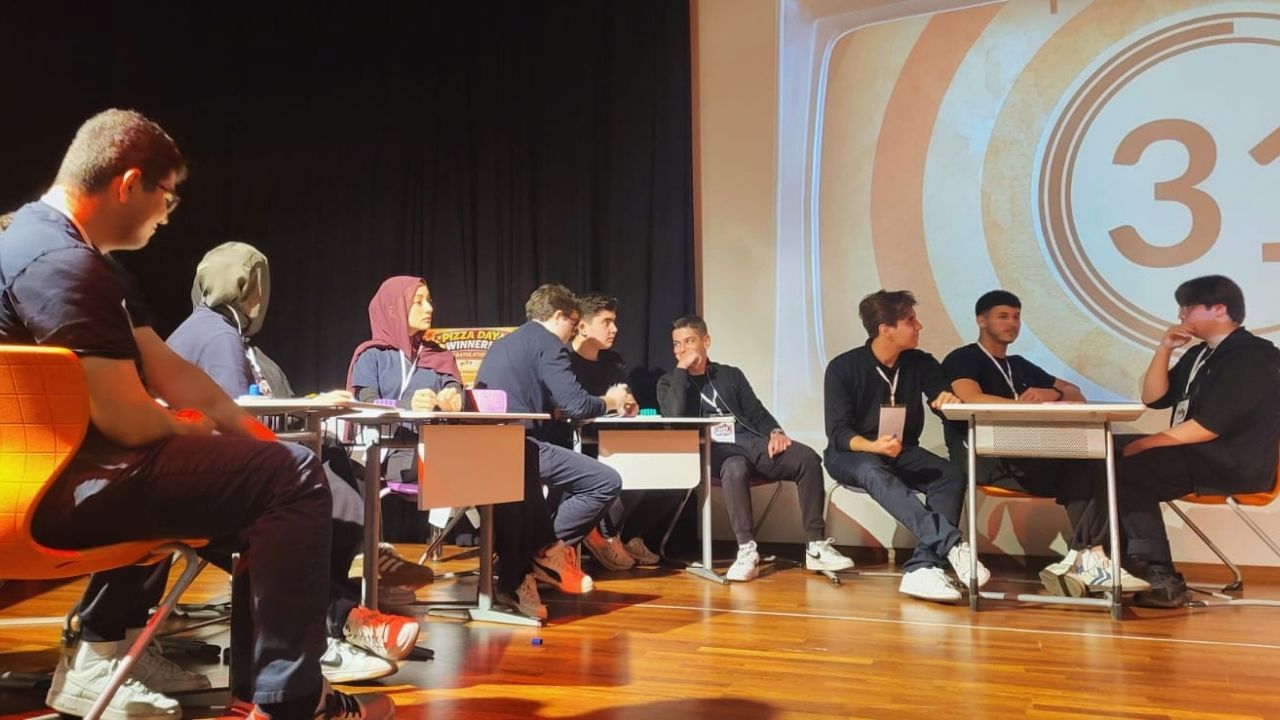 Yabancı Dilde Bilgi Yarışması Mücadelesi